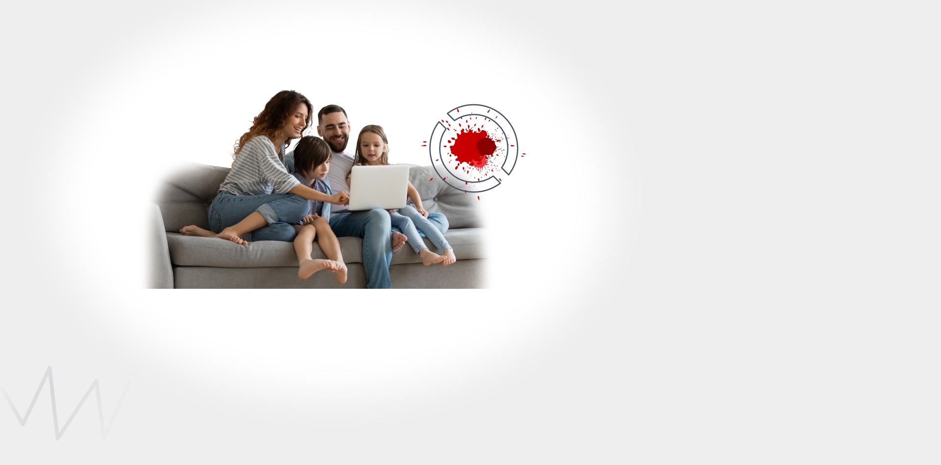 Eine Familie sitzt gemeinsam auf einer Couch und schaut auf einen Laptop