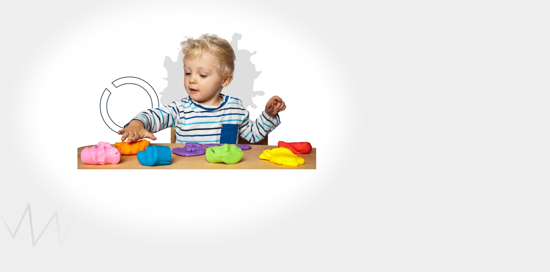 Eine Mutter hält ihre Tochter auf dem Arm