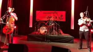 Eine Band spielt auf einer Bühne