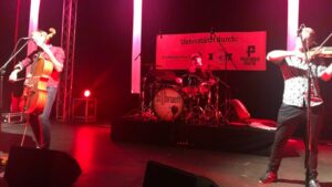 Eine Band spielt auf einer Bühne